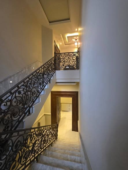 شقة 10 غرف 2 صالات 1000م² طابق 1 للبيع