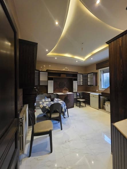 شقة 10 غرف 2 صالات 1000م² طابق 1 للبيع