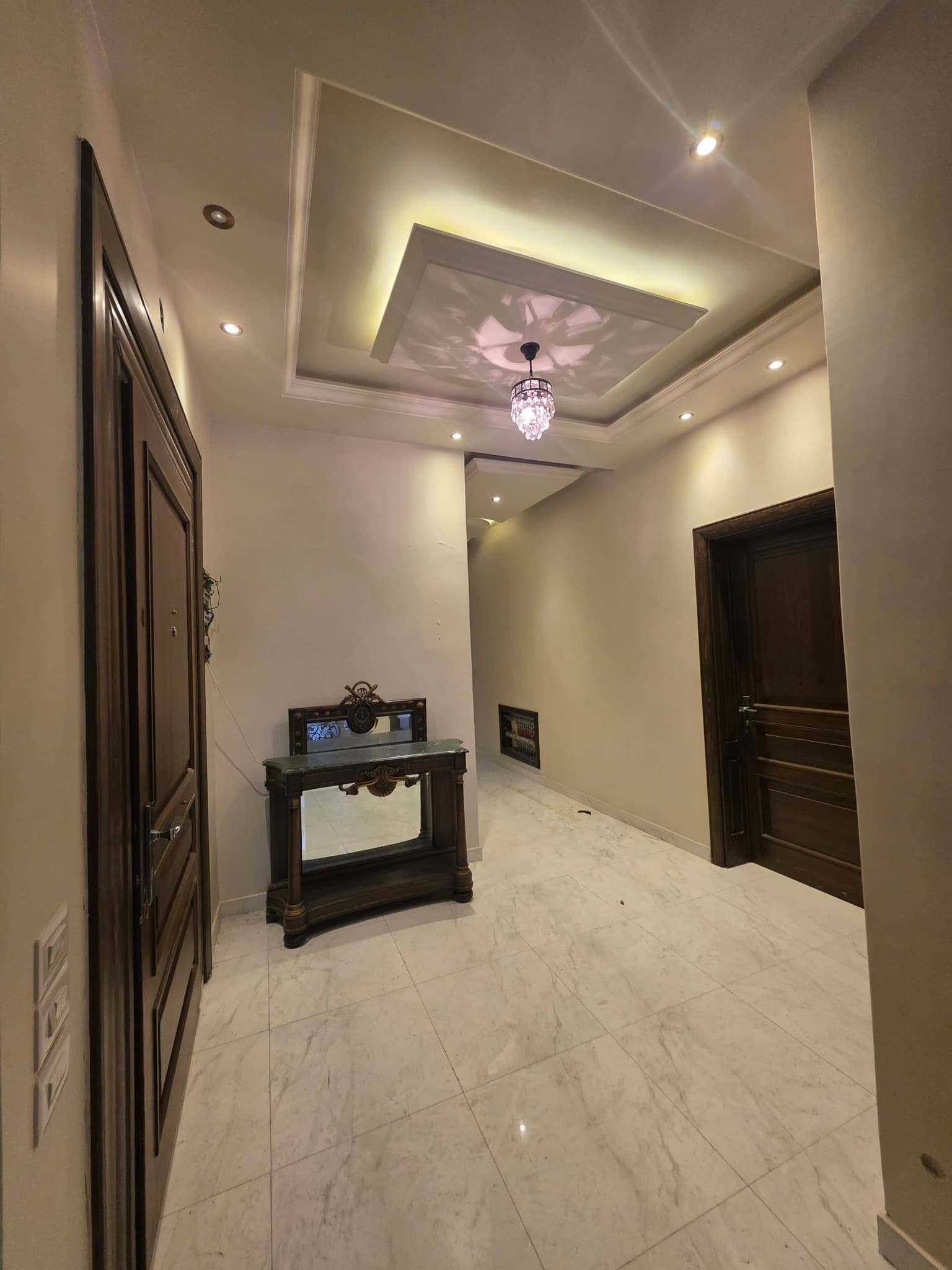 شقة 10 غرف 2 صالات 1000م² طابق 1 للبيع