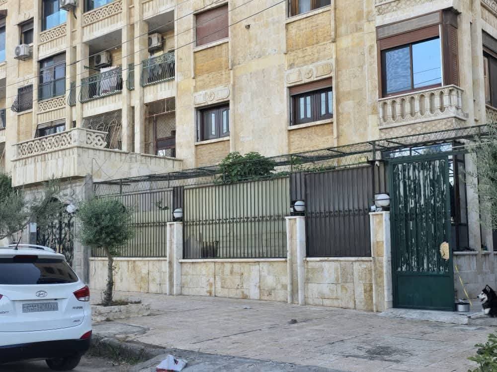 شقة 8 غرف 2 صالات 600م² أرضي للبيع