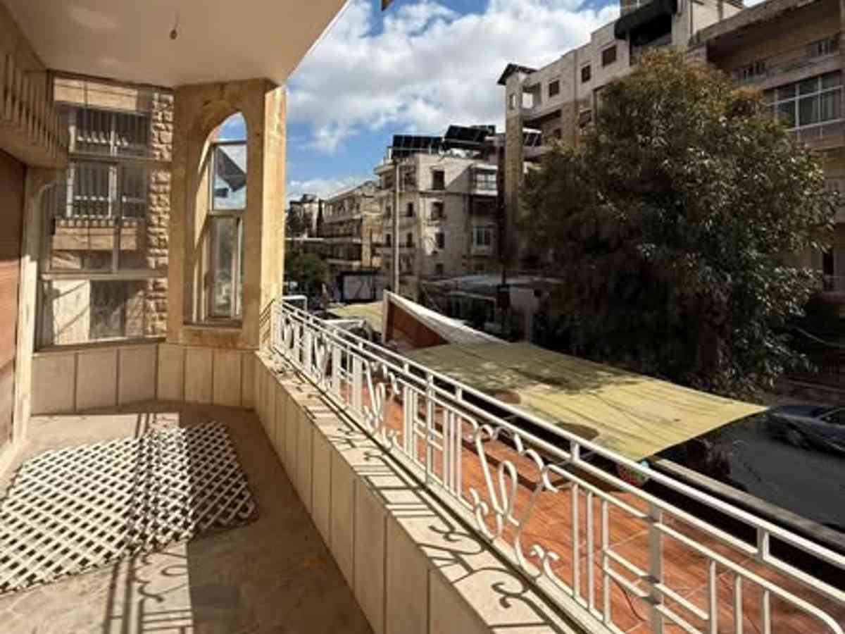 شقة 6 غرف طابق 1 للإيجار